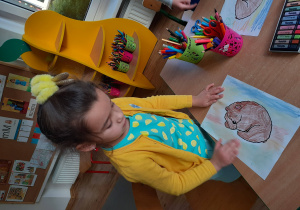 dziewczynka maluje suchymi pastelami